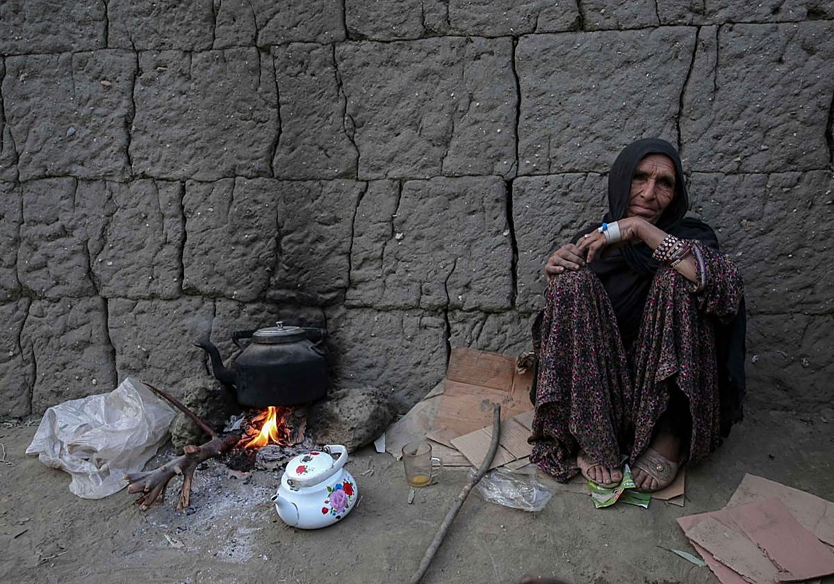 Una mujer afgana que ha perdido su casa en el terremoto.