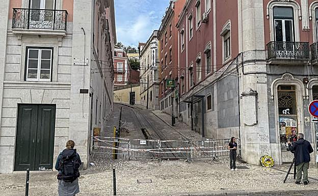 Retirado completamente el funicular de La Gloria del lugar del accidente en Lisboa.