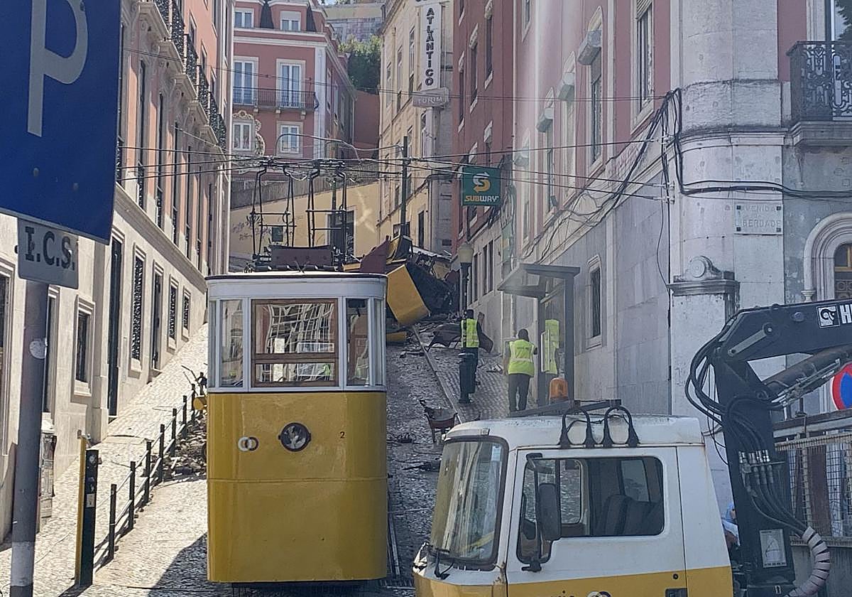 Operarios trabajan con taladros y martillos en el funicular accidentado en Lisboa.
