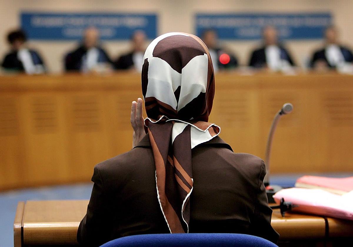 Velo islámico en un tribunal de justicia.
