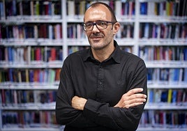 El escritor Isaac Rosa, tras la entrevista en una biblioteca de Madrid