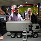 Starmer durante una visita a una instalación militar.