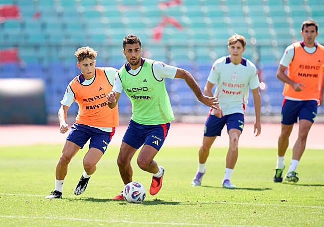 Rodrigo Hernández maneja el balón durante un entrenamiento de la selección española.