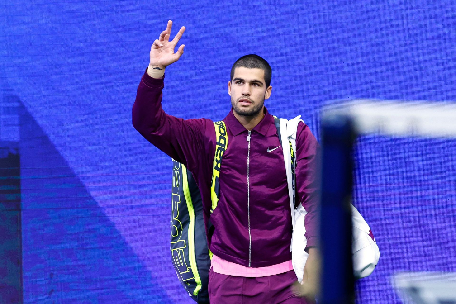Carlos Alcaraz saluda al público antes de que diese comienzo la final del US Open que le midió este domingo al italiano Jannik Sinner.