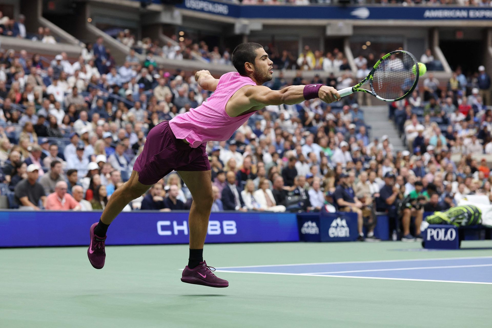 Carlos Alcaraz se estira para tratar de devolver una bola ante Jannik Sinner.