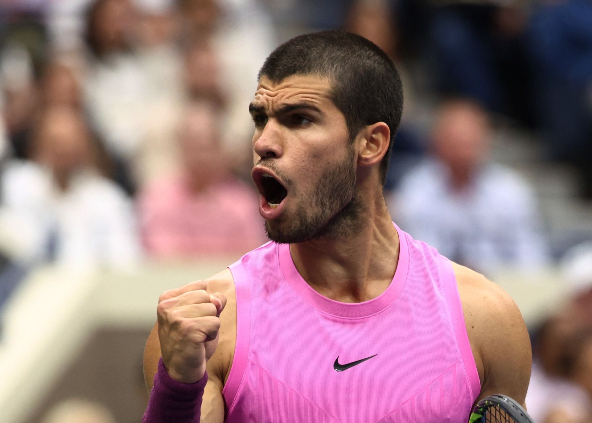 Carlos Alcaraz festeja la consecución de un punto durante su histórico enfrentamiento ante Jannik Sinner en la final del US Open.