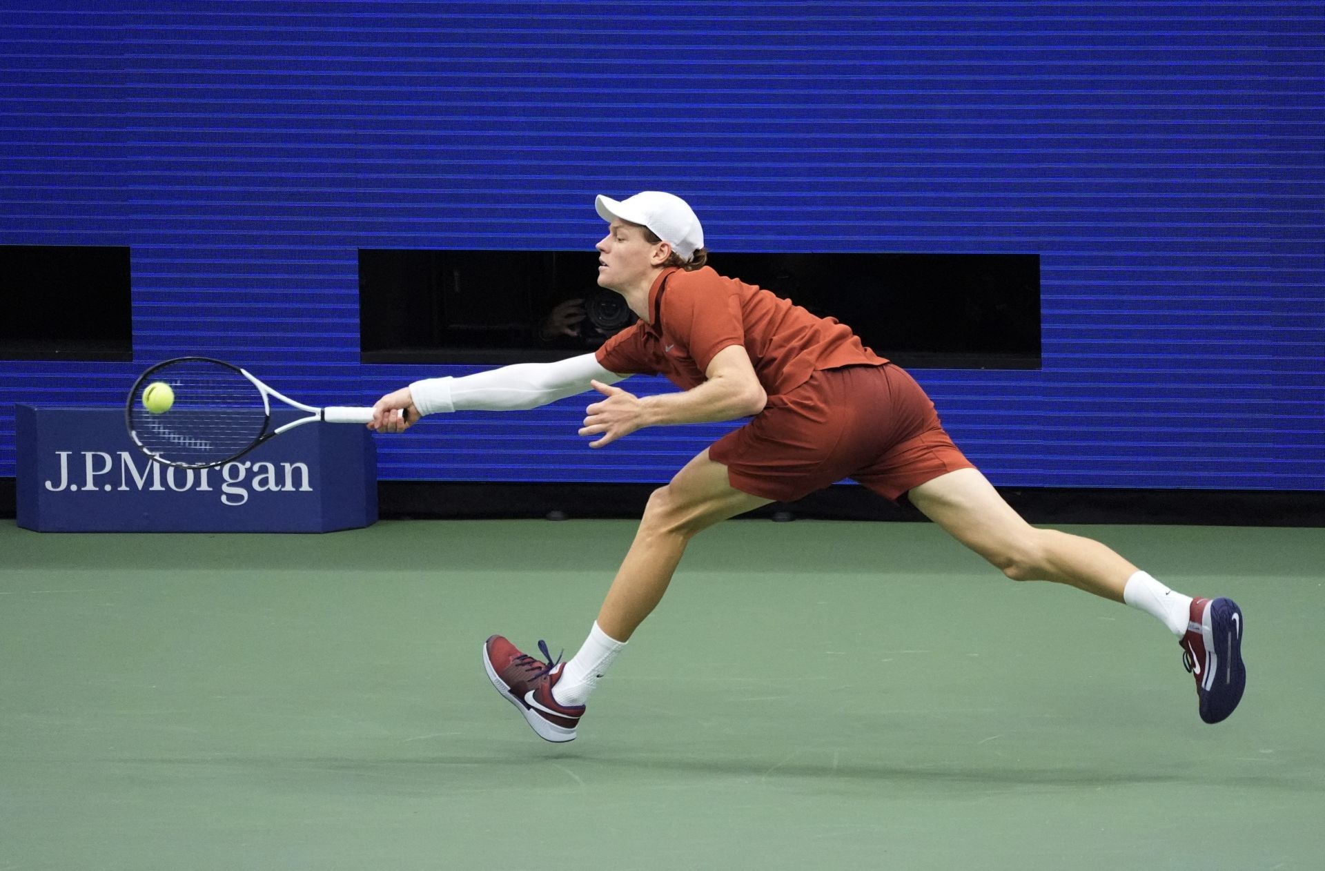 Jannik Sinner estira su cuerpo para tratar de devolver una bola durante el partido que le enfrentó con Carlos Alcaraz en Flushing Meadows.