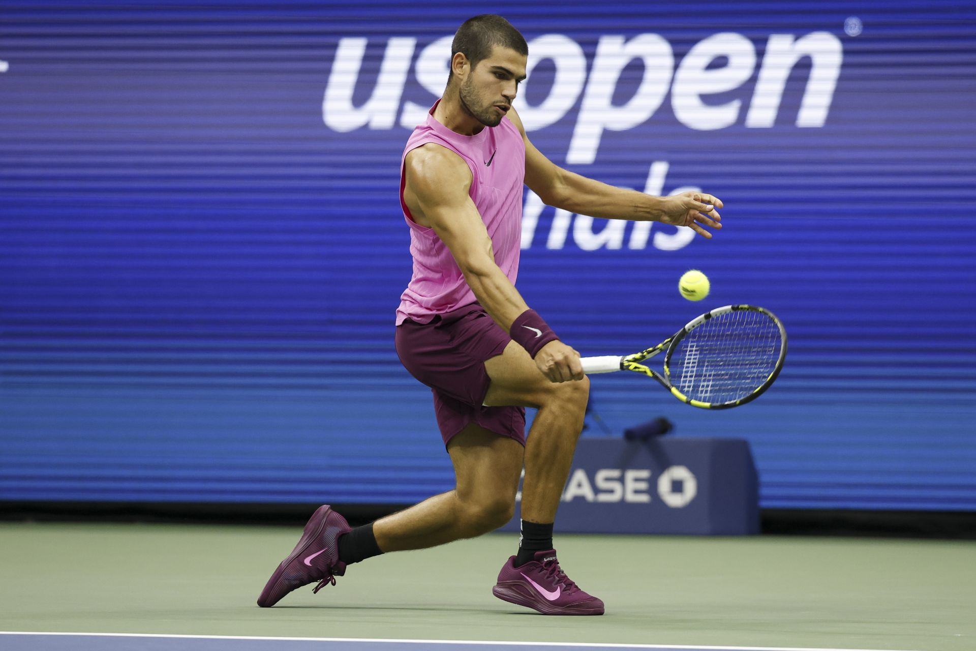 Carlos Alcaraz resta una bola en posición forzada durante la final del US Open que le enfrentó este domingo a Jannik Sinner.