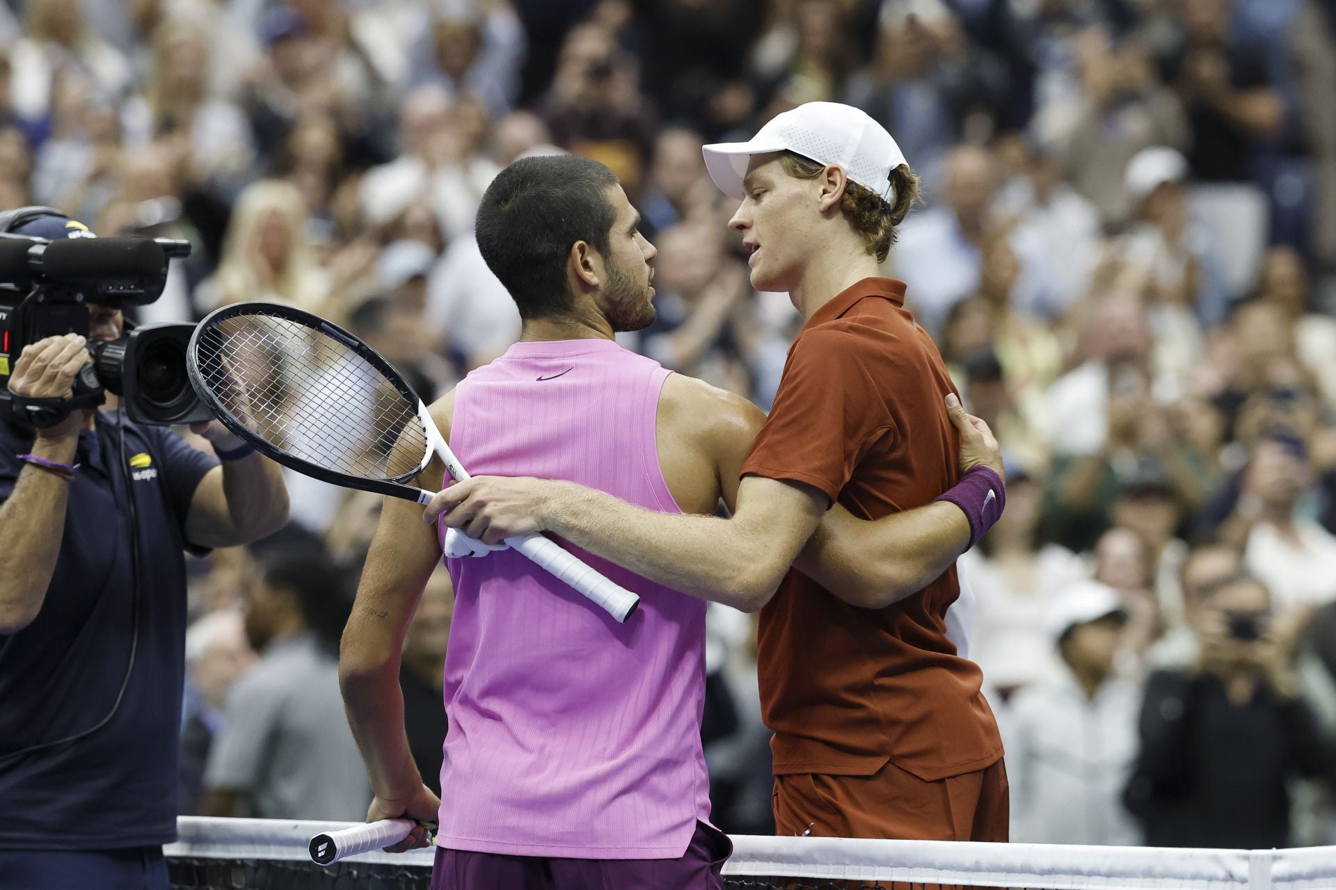 Carlos Alcaraz y Jannik Sinner se saludan tras el triunfo del español sobre el italiano en la final del US Open.