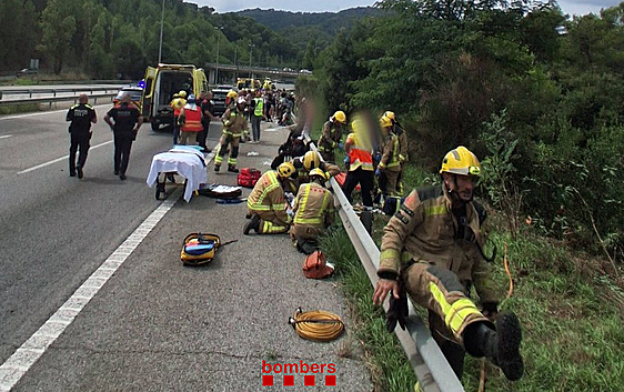 Dos heridos graves al volcar un autocar con 60 pasajeros en Barcelona