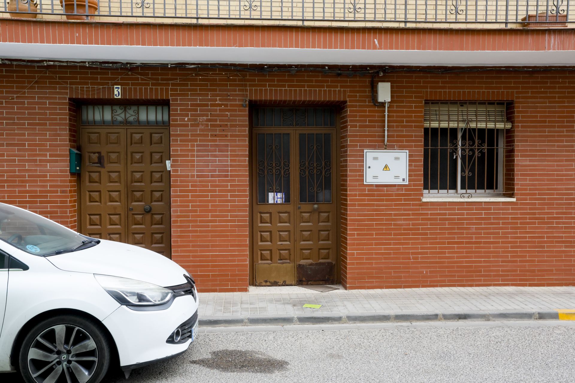 Vista de la vivienda donde residía la mujer asesinada en la barriada sevillana de Valdezorras.