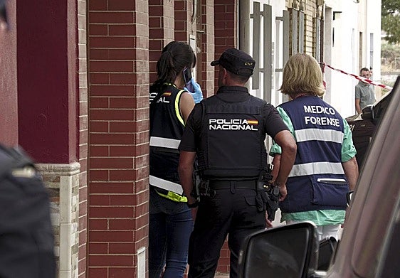 Agentes de Policía Nacional y miembros del equipo forense en el lugar del crimen este domingo.