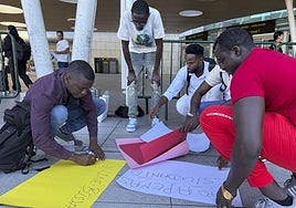 Inmigrantes varados en el aeropuerto de Lisboa.