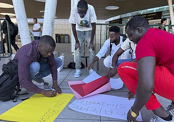 Inmigrantes varados en el aeropuerto de Lisboa.