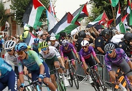 Las protestas propalestinas se repitieron este domingo en la Vuelta, esta vez a su llegada a la localidad lucense de Monforte de Lemos.