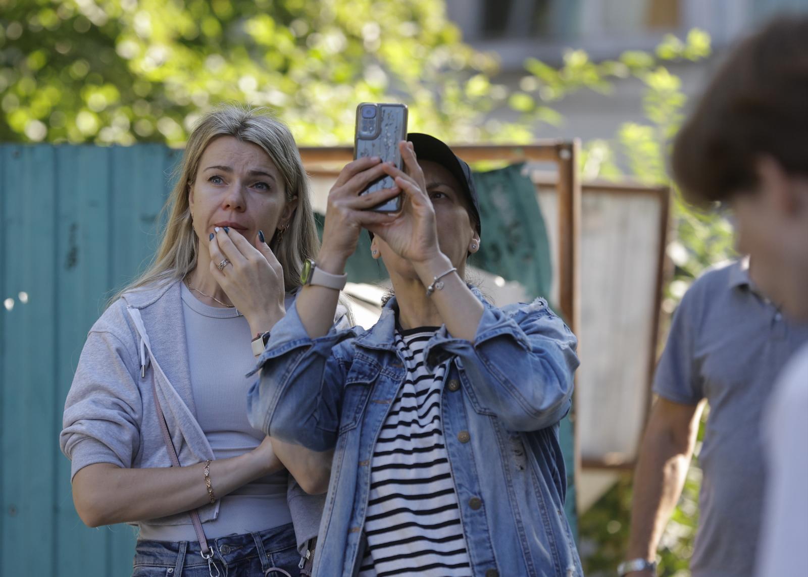 Dos mujeres son testigos de la destrucción causada por los drones en la capital.