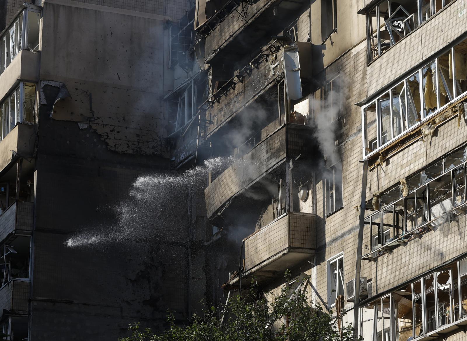 Un edificio incendiado en Kiev durante el bombardeo.