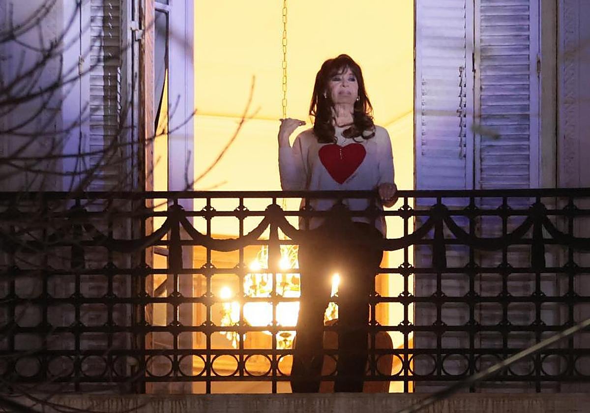 Cristina Fernández, en arresto domiciliario, celebra desde el balcón de su casa la victoria del peronismo.