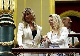 Begoña Gómez y su asistente, Cristina Álvarez, en la tribuna de invitados del Congreso