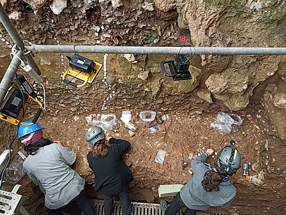 El equipo de Maíllo, durante la excavación en la cueva de El Castillo.