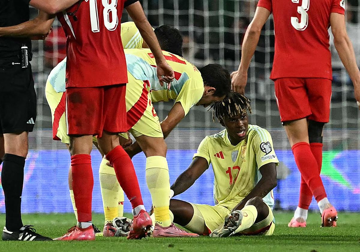 Nico Williams, lesionado en su partido con la selección.
