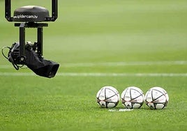 Una cámara graba balones preparados para la Champions.