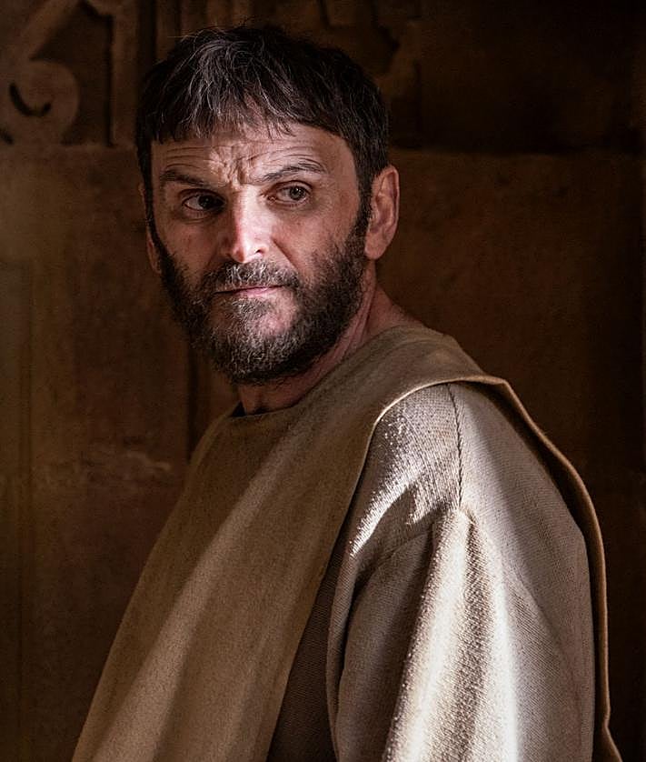 Imagen secundaria 2 - Alejandro Amenábar con Julio Peña y Alessandro Borghi, durante el rodaje, y Fernando Tejero, que da vida al dominico Blanco de Paz.