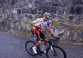 Bernal se impone a Landa en otra caótica etapa de la Vuelta