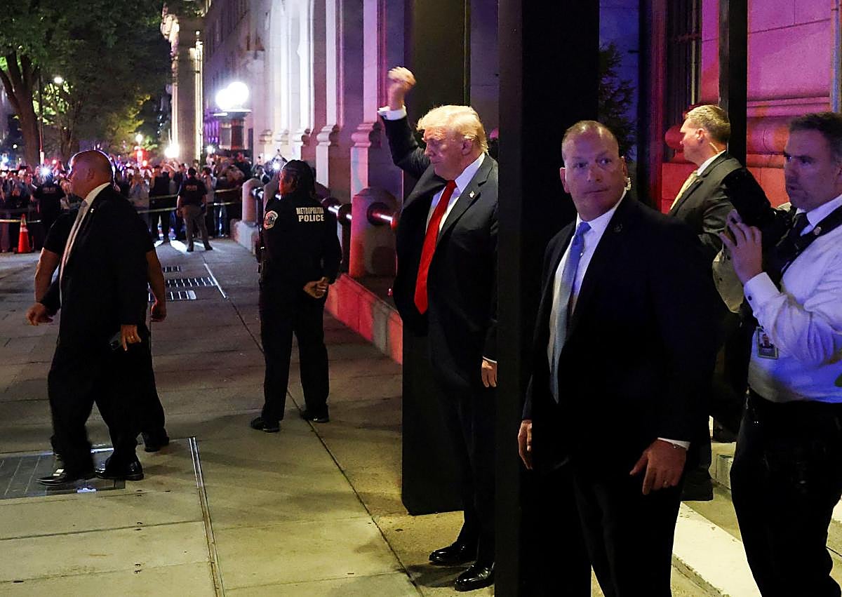 Imagen secundaria 1 - Trump es abucheado en un restaurante de Washington por activistas propalestinos