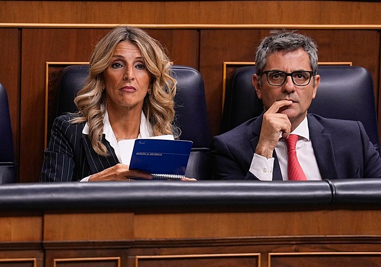 La vicepresidenta segunda, Yolanda Díaz, y el ministro de Justicia, Félix Bolaños, este martes en el pleno del Congreso