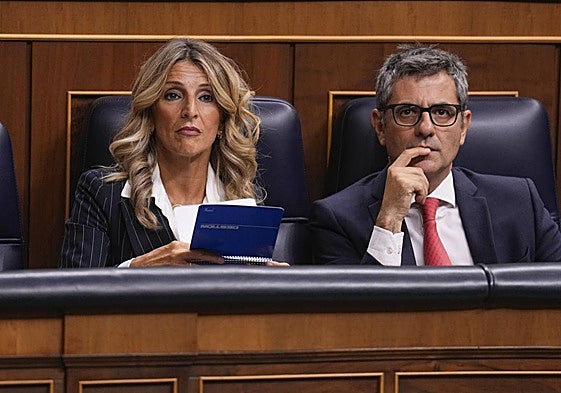 La vicepresidenta segunda, Yolanda Díaz, y el ministro de Justicia, Félix Bolaños, este martes en el pleno del Congreso