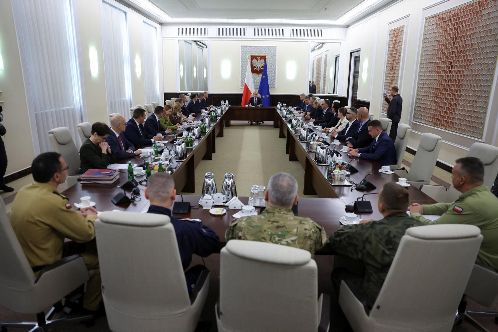 Donald Tusk celebra una reunión con todos sus ministros y asesores militares.