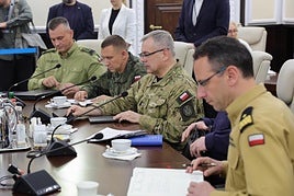 El alto mando de las fuerzas armadas evalúa la intrusión de drones rusos en el país.