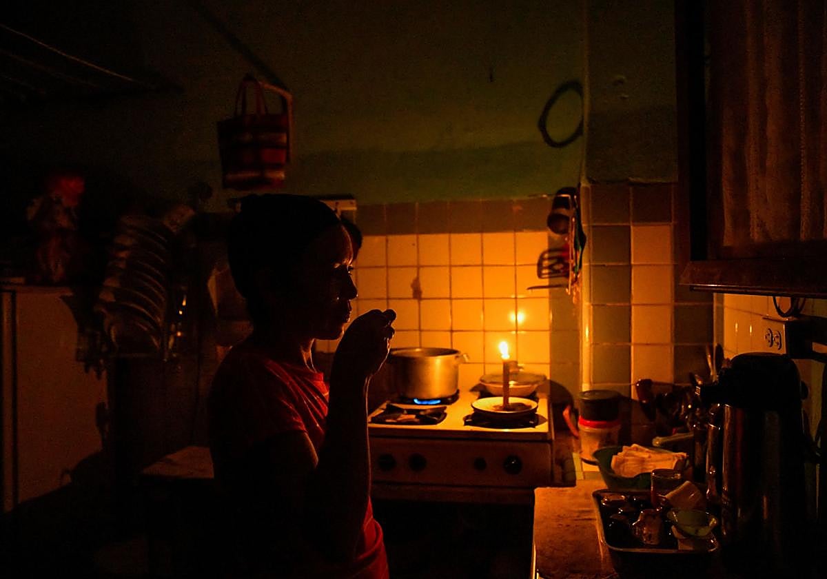 Olaydi Lora, una cubana de 43 años, prepara café en su casa de La Habana durante un apagón el pasado mes de marzo.