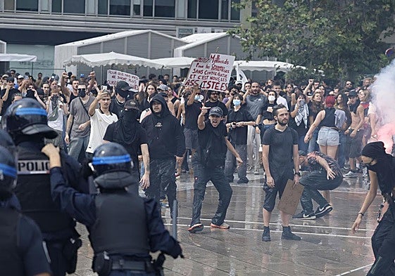 Manifestantes se enfrentan a la Policía durante una protesta convocada este miércoles por el colectivo 'Bloquearlo todo' en Montpellier.