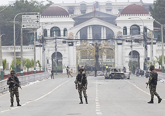 Varios militares delante del palacio Singha Durbar, atacado por los manifestantes, en Katmandú.