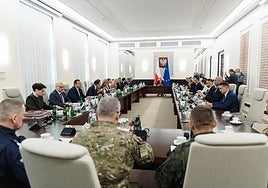 El primer ministro polaco, Donald Tusk, dirigió este miércoles una reunión de emergencia en Varsovia tras el incidente con los drones rusos.