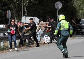 La Policia aparta de la carretera a defensores de Palestina.