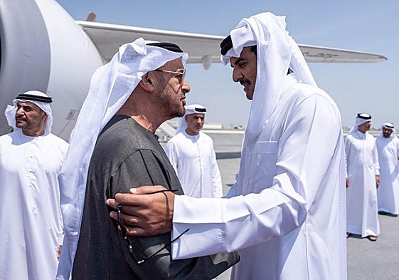 El emir de Qatar, el jeque Tamim bin Hamad al-Thani, al recibir al presidente de los Emiratos Árabes Unidos, Mohamed bin Zayed.