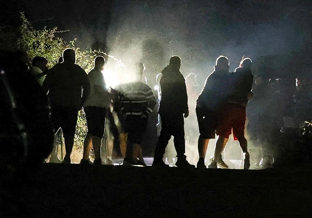 Momentos de tensión tras la liberación. En la segunda imagen, la ambulancia abandonando el lugar.
