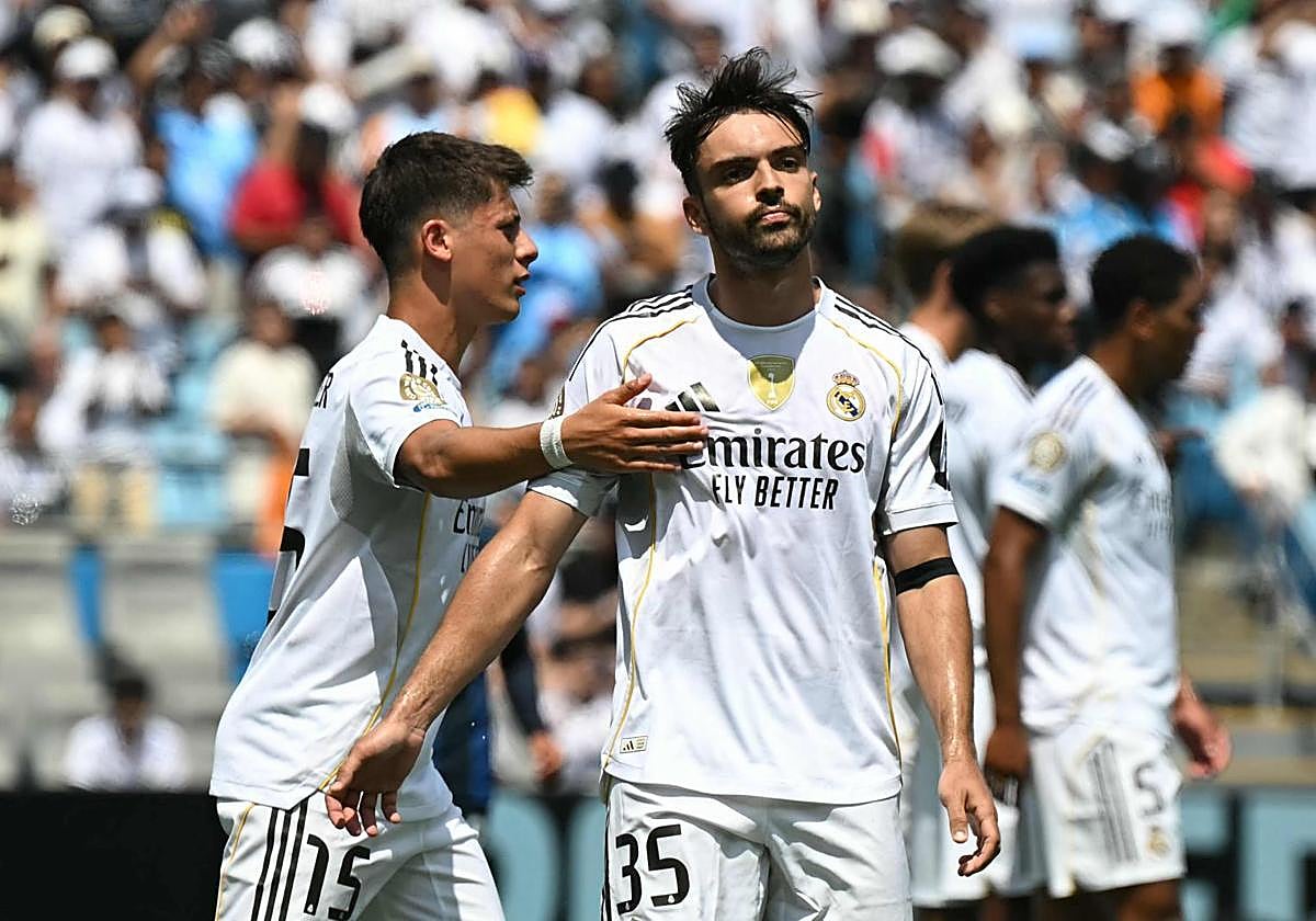 Raúl Asencio, durante un partido del Real Madrid.