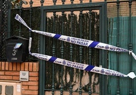 La puerta de la vivienda donde tuvo lugar el crimen.