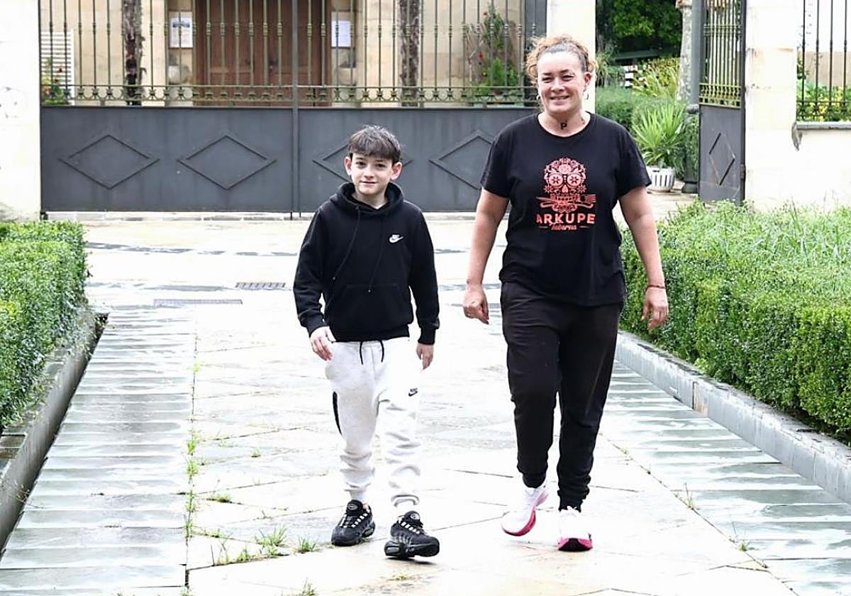 Yeray Rodríguez pasea junto a su madre Patricia Martín en una calle de Lasarte-Oria