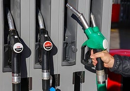 Un consumidor reposta en una gasolinera de Madrid