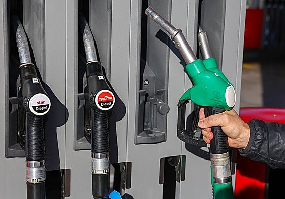 Un consumidor reposta en una gasolinera de Madrid