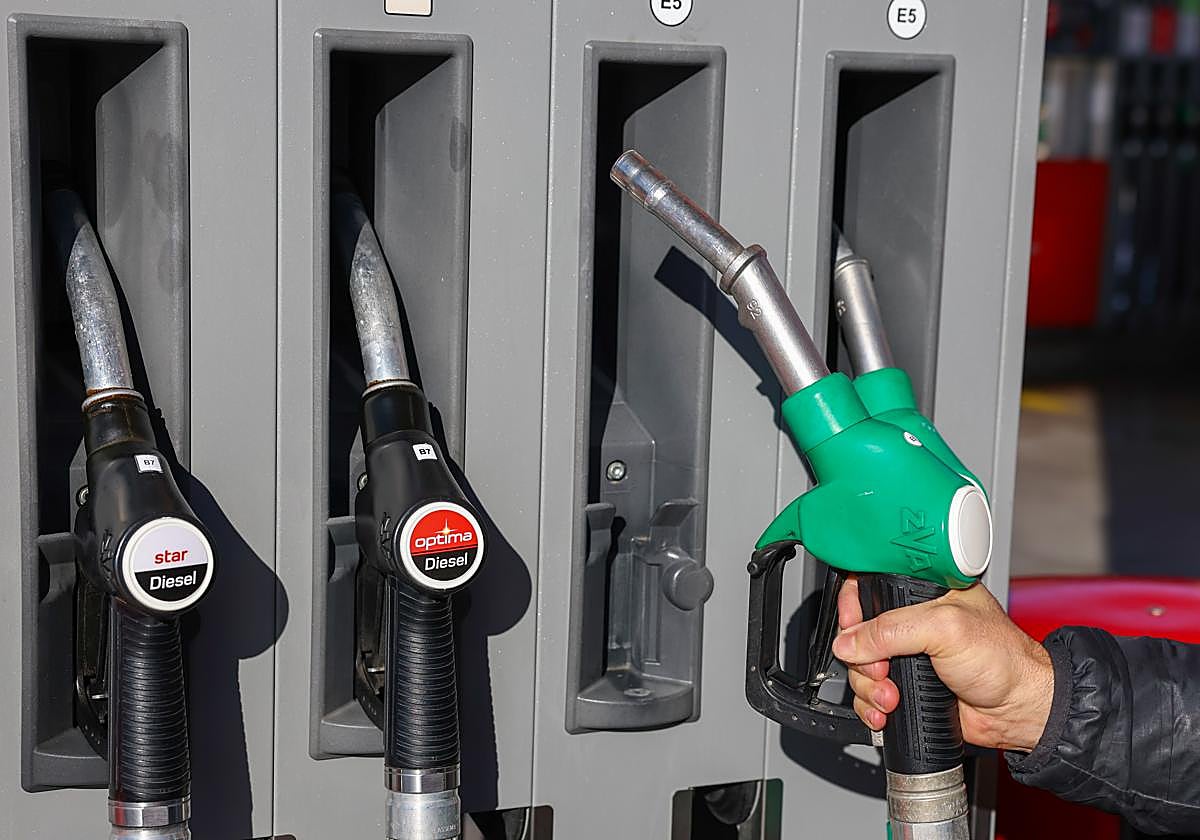 Un consumidor reposta en una gasolinera de Madrid