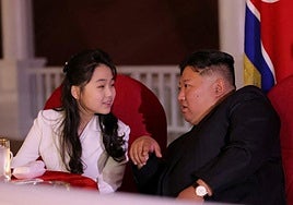 El líder norcoreano, Kim Jong-un, junto a su hija Kim Ju-ae.