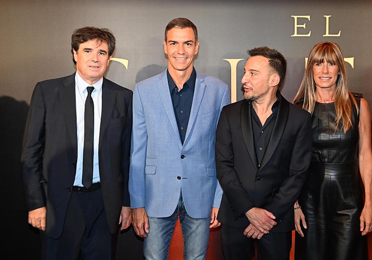 El productor Fernando Bovaira, Pedro Sánchez, Alejandro Amenábar y Begoña Gómez, en el estreno de 'El cautivo'.