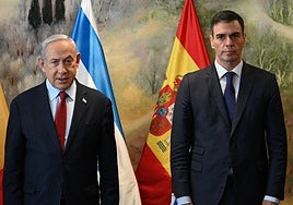Pedro Sánchez, y Benjamin Netanyahu posan durante una reunión, en Jerusalén, el 23 de noviembre de 2023.