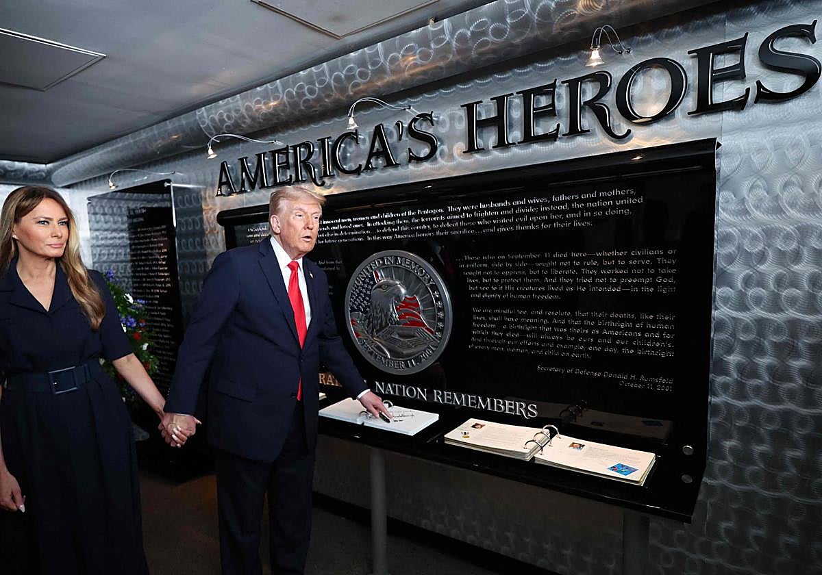 El presidente estadounidense Donald Trump y la primera dama Melania llegan a la ceremonia por el 11-S en el Pentágono.